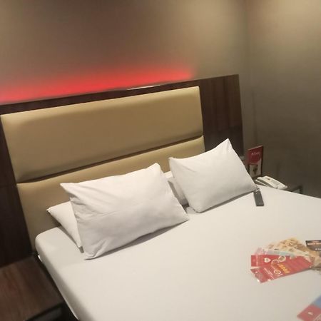 Hotel Sogo Pasay Wood Street Экстерьер фото