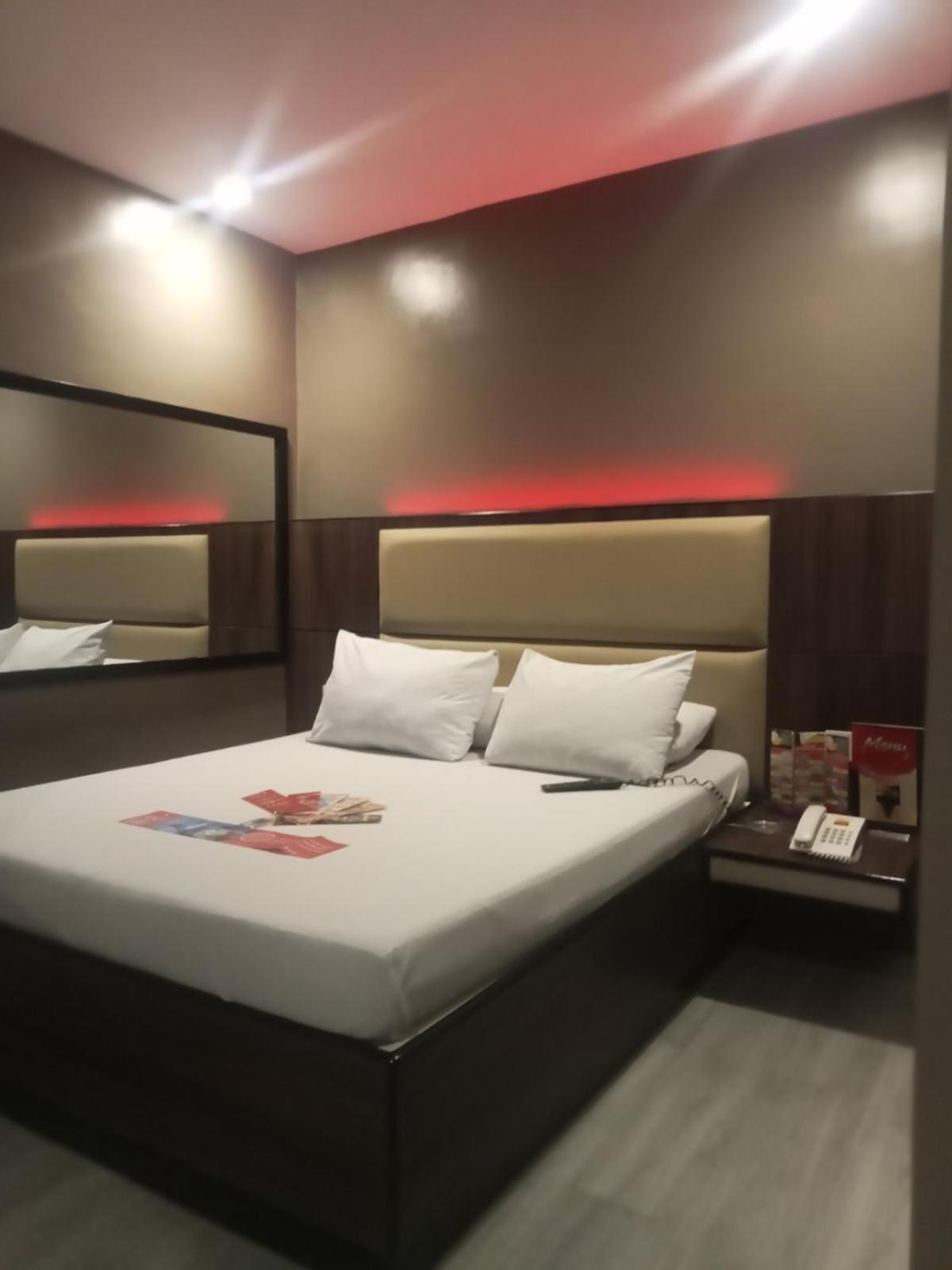 Hotel Sogo Pasay Wood Street Экстерьер фото