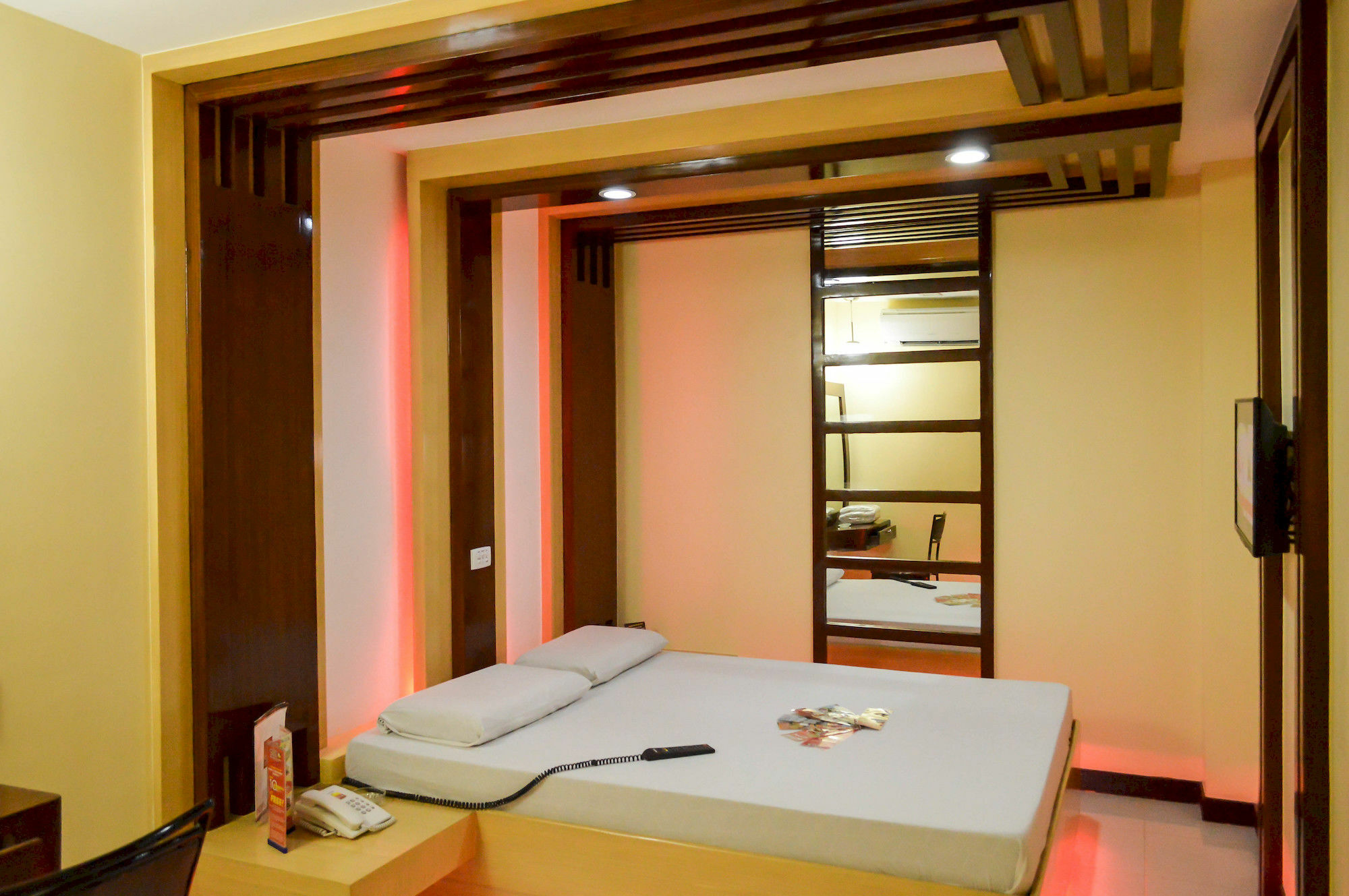 Hotel Sogo Pasay Wood Street Экстерьер фото